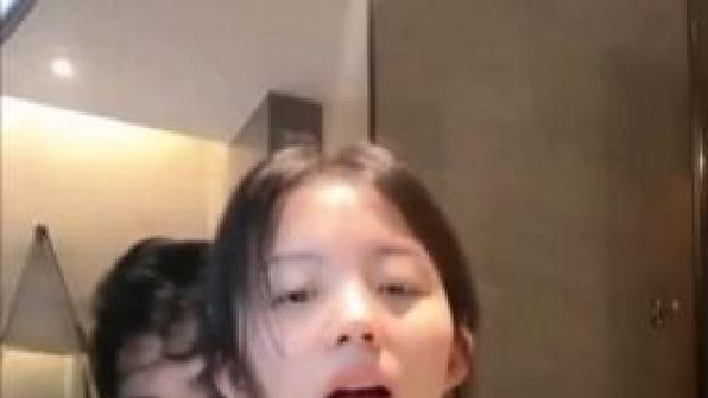 【视频】高雄真实自拍 酒店高中生妹子 在镜子面前做爱 站着被插到腿软