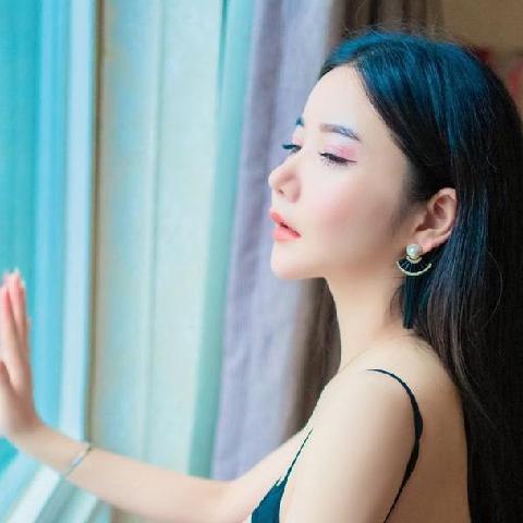 【色图】陈昕大尺度情色作品之多汁熟女爱黄瓜