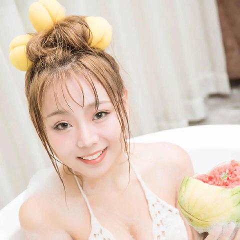 【情色美图】泡泡浴 灵儿
