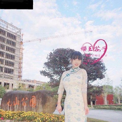 【情色美图】漂亮的花子深秋小山公园旗袍外拍露出