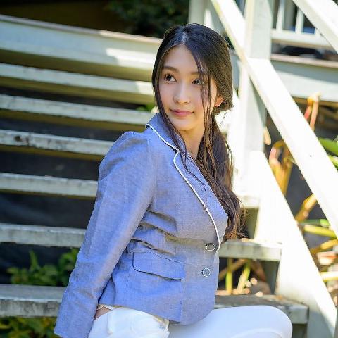 【色图】身段匀称,五官亮丽的日本AV美少女大胆写真 - 本庄铃