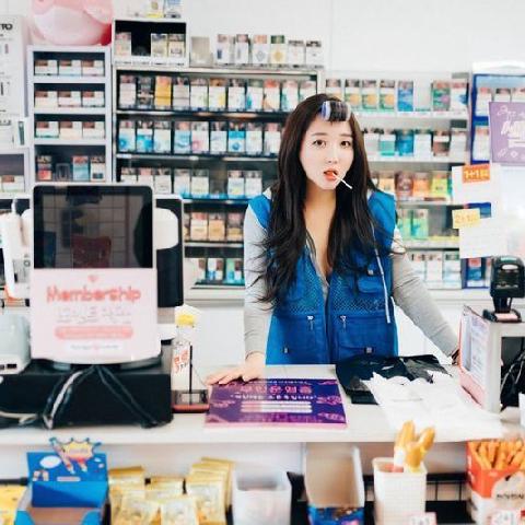 【色图】韩国便利店漂亮兼职服务员的大胆暴露行为 - 孙艺恩