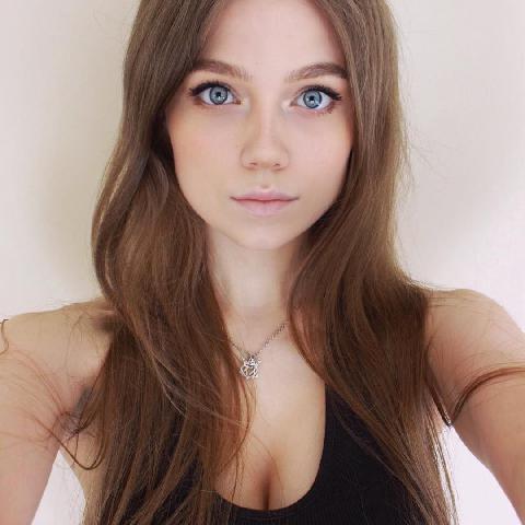 【美女图】英国美女主播Alex Clark，绝对能让你想入非非