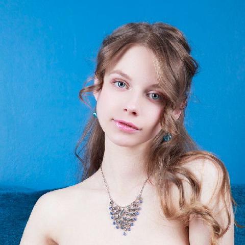 【色图】漂亮的少女 Siya 在完全裸体时展示她身体的柔韧性