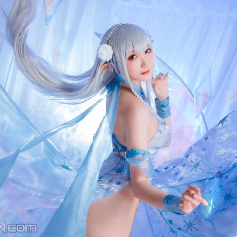 【色图】Coser@瓜希酱: 爱蜜莉雅 水晶礼服