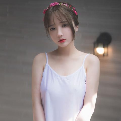 【色图】美颜小妹洗澡，两个奶子又鼓又挺、又白又嫩，好迷人