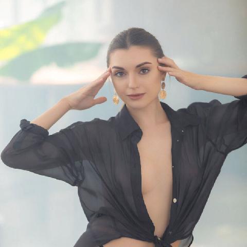 【色图】性感妖精 Julia K 脱衣服时摆出性感姿势。她脱掉的衣服不止一件