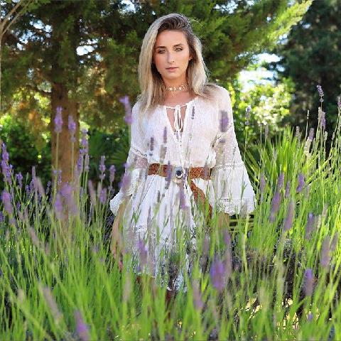 【色图】欢迎来到女王的后花园，这里有鲜花绿草，还有骚穴美乳