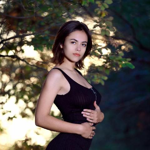【色图】黑暗的森林里出现一个身段火辣勾人的洋少女 - Dzhili