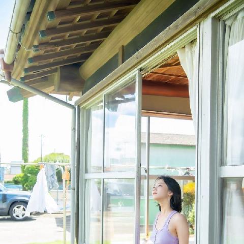 【色图】清新可人的日本邻家小姑娘含羞脱衣露嫩体写真 美之岛惠理