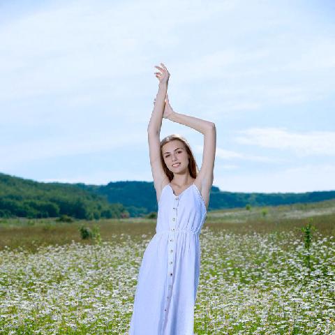 【色图】性感火辣的美女，她脱下衣服，感受着风吹过她