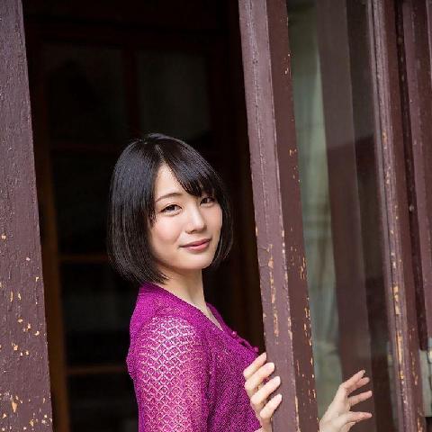 身段苗条迷人的日本AV野性小妹写真 - 铃村爱里