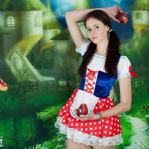 【色图】漂亮少妇使劲张开两腿展示她的粉嫩一线屄