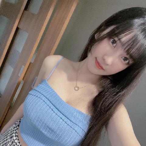 【色图】清纯可爱实况主依梨 在家穿内衣背心藏著深藏不露的浑圆酥胸