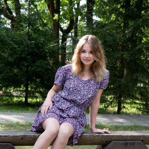 【色图】公园遇见暴露女孩带到棚里拍写真