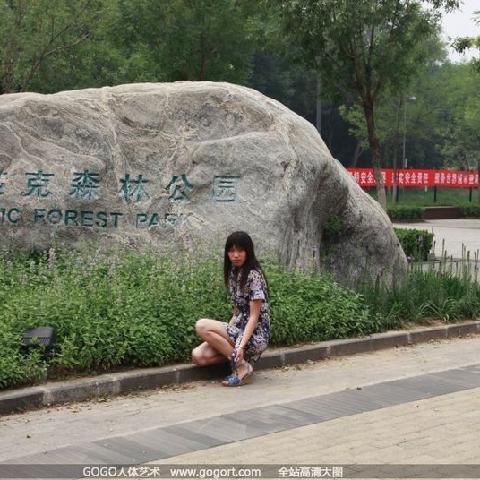 【色图】国模在北京奥林匹克公园超大胆户外人体