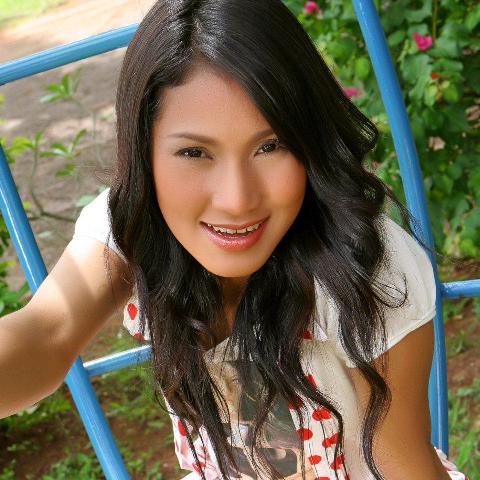 【色图】公园游乐场掰穴的美少女 Sophie Chin