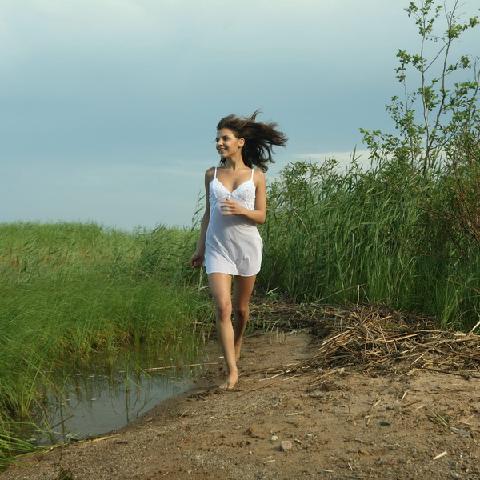 河边美女