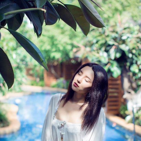 【情色美图】美女樱桃度假屋私拍性感人体