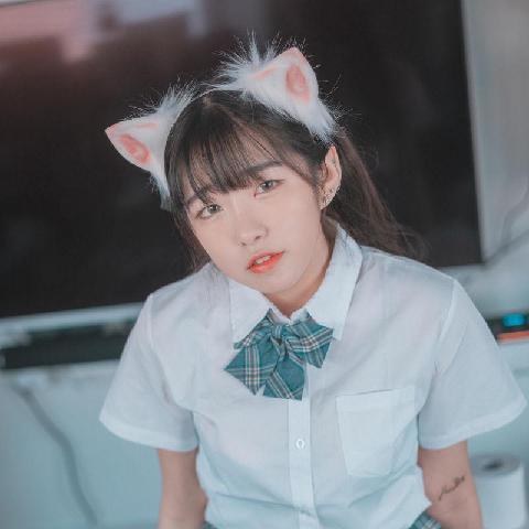 【情色美图】猫耳娘校服-Plug me in