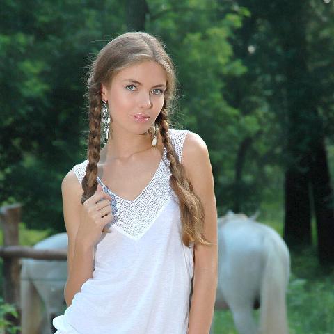 【色图】苗条的可爱少女 Alena I 脱掉衣服分开两条长腿并与马合影