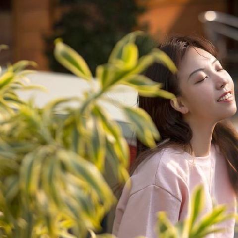 【色图】超童颜酒吧女老板的情欲小世界  霈霈