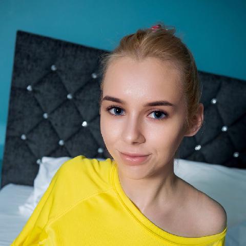 【色图】邻家小妹在床上脱光衣服秀美体和嫩屄