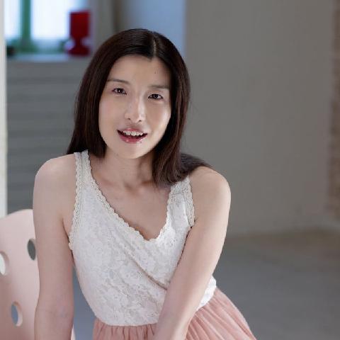 【色图】日本美女桑原树絵里超大尺度掰无毛粉逼套图