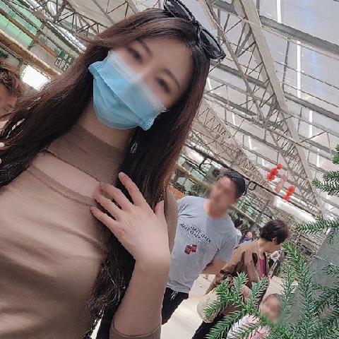 【色图】气质女人绿植市场露出